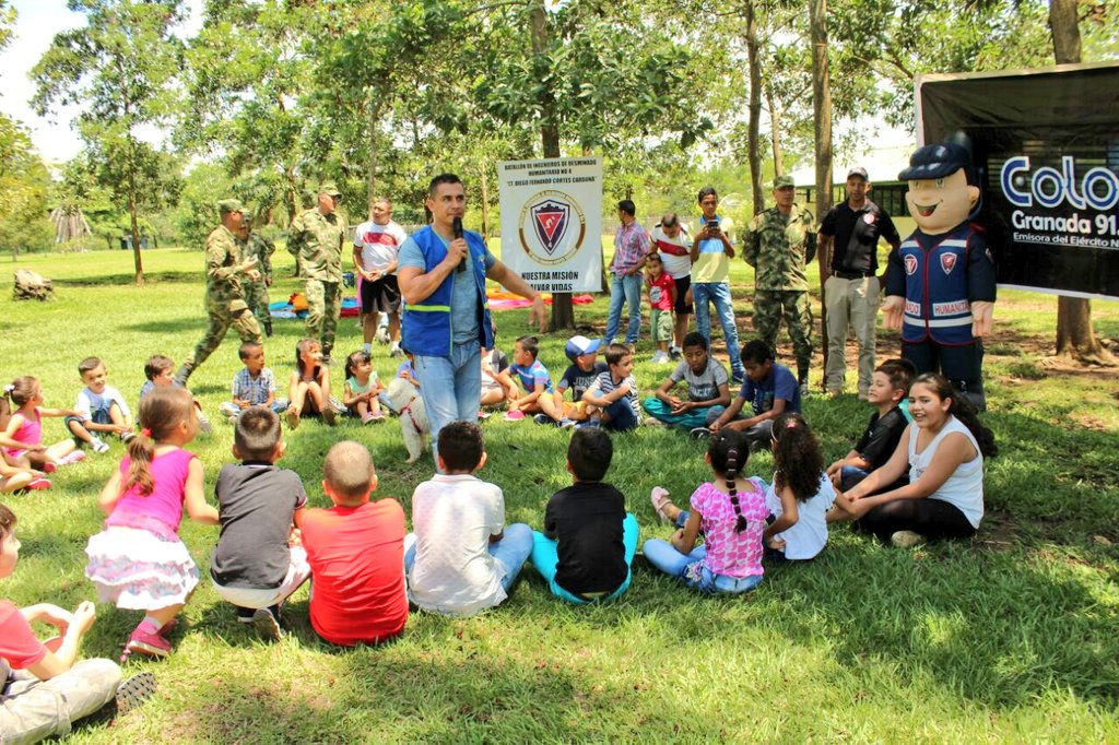 Ejercito_Div4's tweet photo. El Batallón de Desminado Humanitario N°4 con apoyo de @emisoraejercito de Granada #Meta y @Ejercito_CAAID, realizaron la celebración del #DíaDelNiño brindando sonrisas y alegrías, demostrando que son ellos lo más importantante de nuestra patria. #UnidosSomosInvensibles https://t.co/OclRr9Mm8J