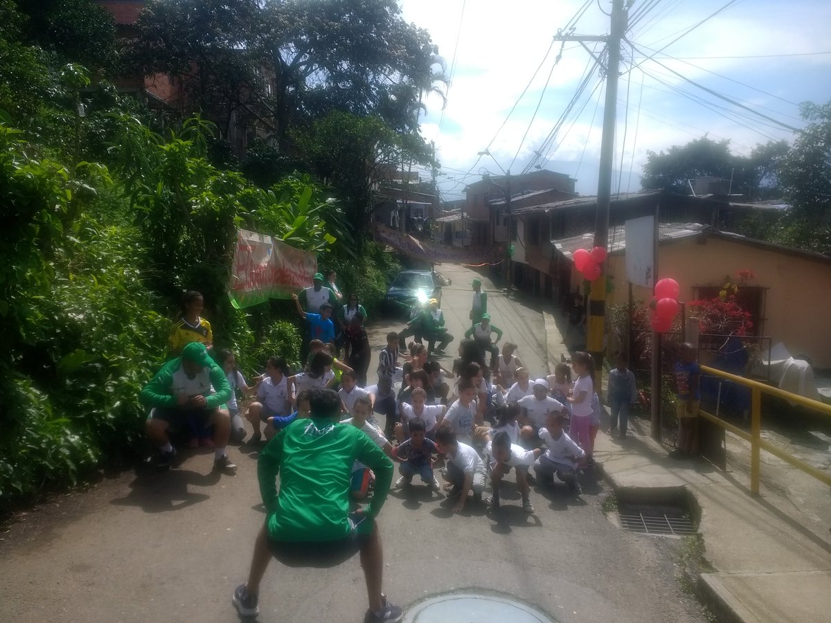 felipiyo10's tweet photo. #EsHoraDeJugar , Barrios de Jesús  comuna 9. @GiovannyARuiz , @santato1707 , @SandrapalacioA ,@INDERMEDELLIN https://t.co/PD4DQQR3iG