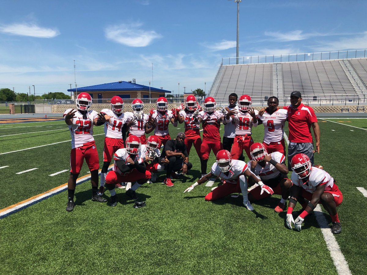 CoachResbyJr's tweet photo. Great way to end the spring!! Love these guys!! 
#StrapBoyz
#Squaddddddd
#NCbulldogz https://t.co/JRyXYjOibq