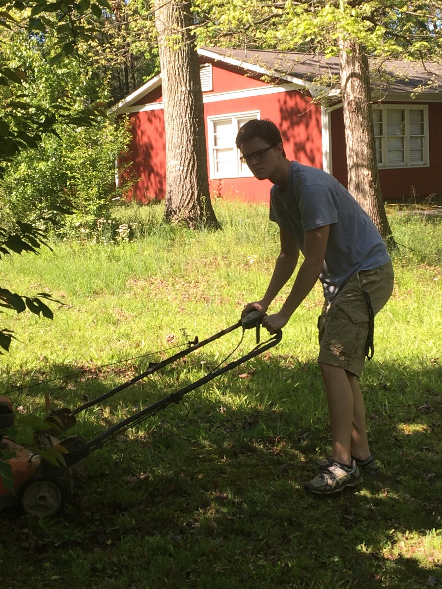 RRKnightLeaders's tweet photo. Find a need, fill a need! Crusaders helping with some spring cleaning in local neighborhoods! https://t.co/FudsCotFm8