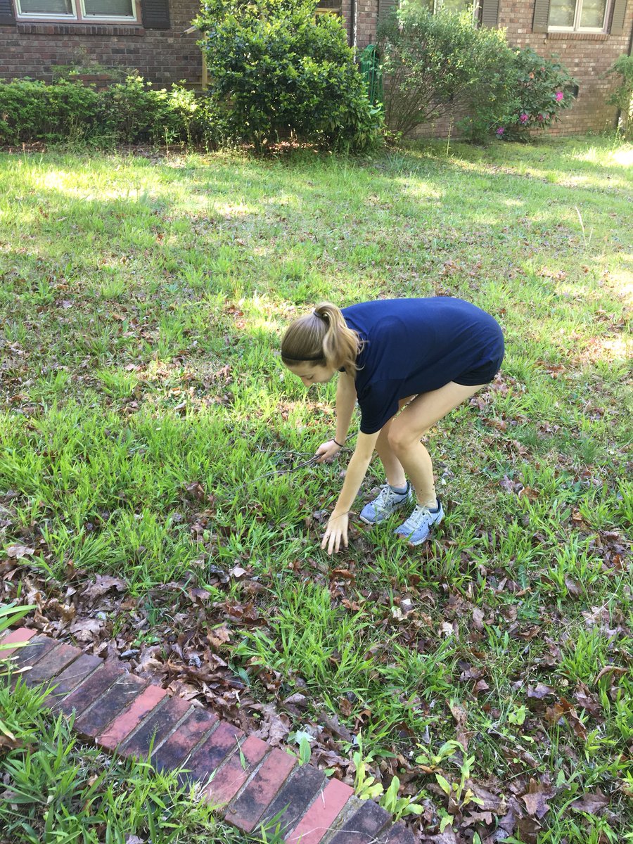 RRKnightLeaders's tweet photo. Find a need, fill a need! Crusaders helping with some spring cleaning in local neighborhoods! https://t.co/FudsCotFm8