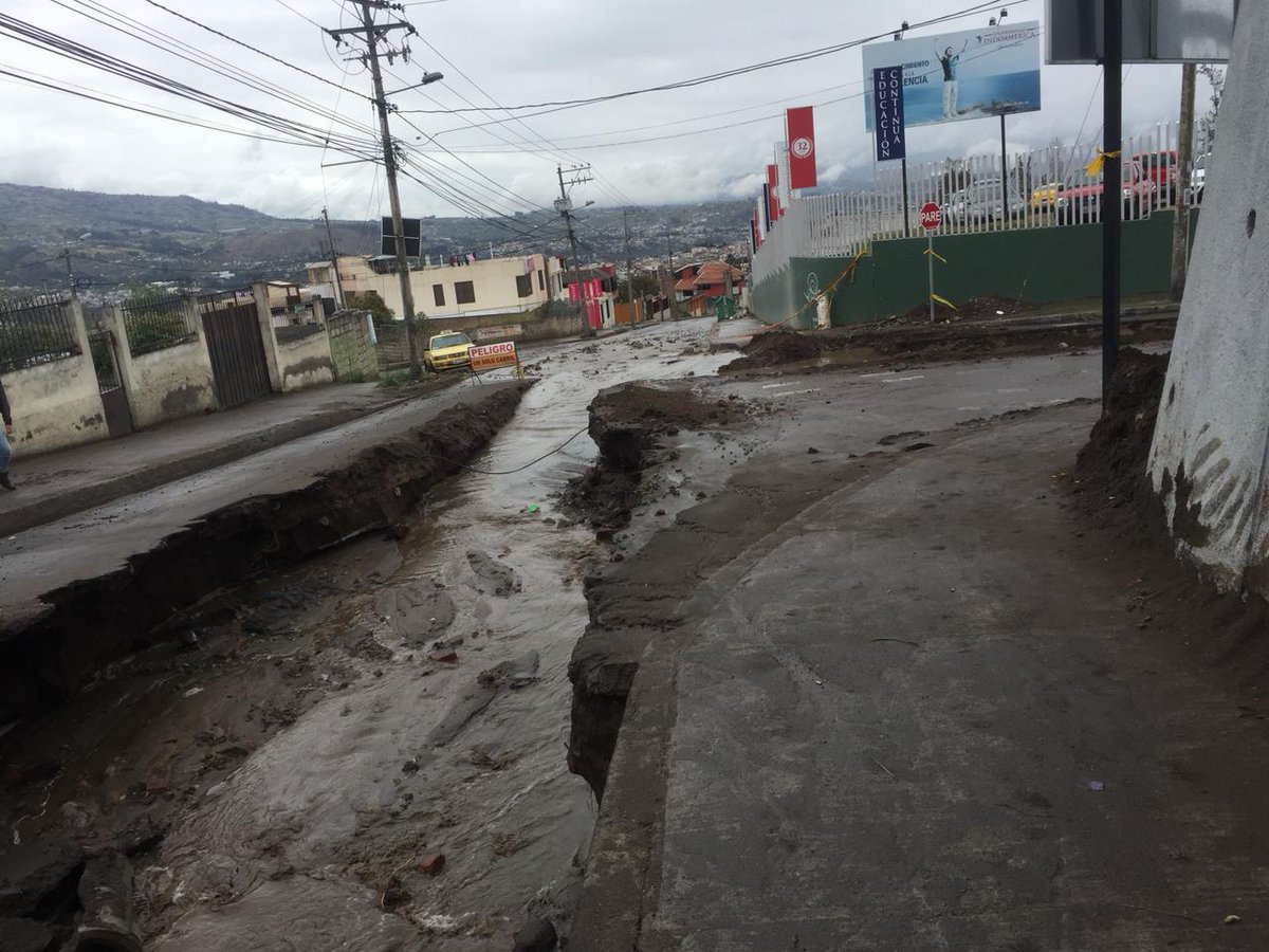 igormguzman's tweet image. Así quedó la calle Antonio Clavijo, subida a Santa Rosa cerca de El Seminario, mi #Ambato querido un caos cuando llueve... #Masetero