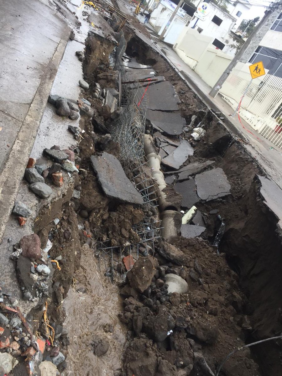 igormguzman's tweet image. Así quedó la calle Antonio Clavijo, subida a Santa Rosa cerca de El Seminario, mi #Ambato querido un caos cuando llueve... #Masetero