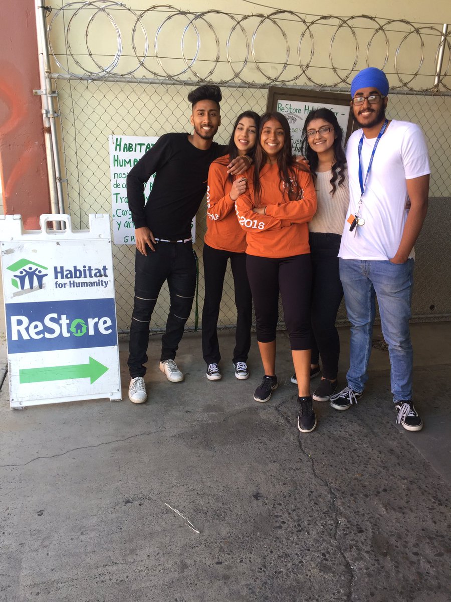 JakaraMovement's tweet photo. Always an amazing time with the #SHSS students of the #209. Thanks to officers and members from #CentralValleyHigh #CeresHigh and #LivingstonHigh (even despite the clothing) for coming out and supporting. Building community! #SikhYouthLed #PanthKiJeet ✊🏿 https://t.co/4hvSewtpQ1
