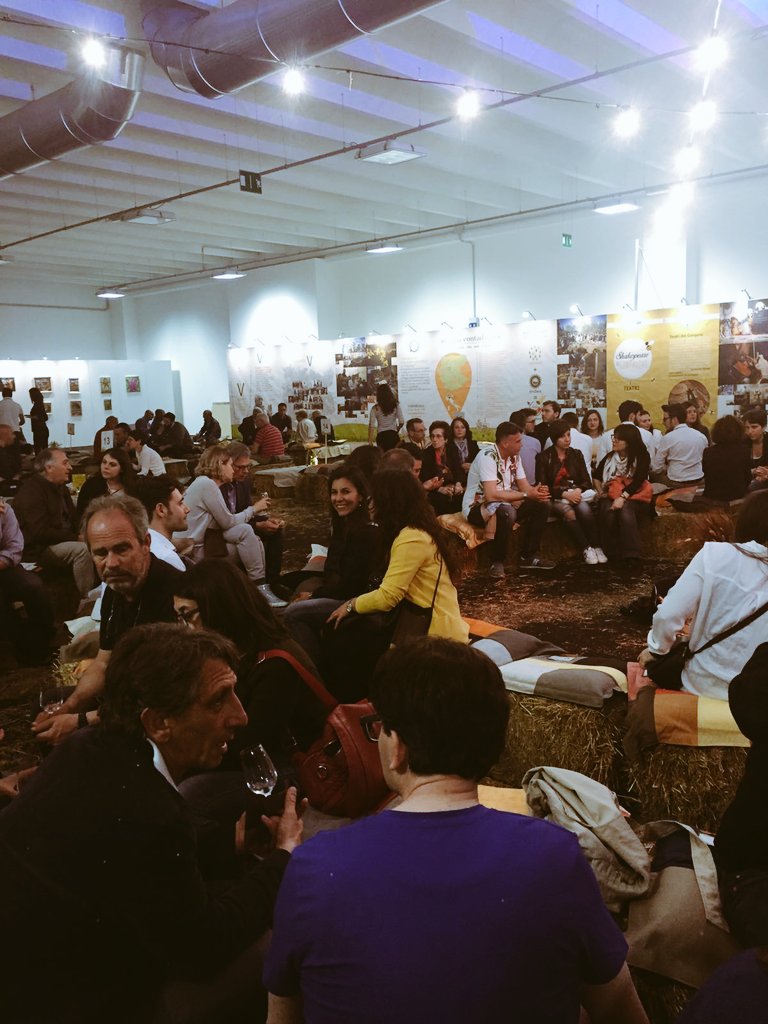 VazappHub's tweet photo. È cominciata la nostra dinamica.
#Innovazione in #agricoltura significa prima di tutto innovazione #culturale e #sociale. 
Significa saper parlare e ascoltare chi nutre il Pianeta ogni giorno.
Oggi 'a cena con i tuoi' è un altro piccolo miracolo di #socialinnovation di #vazapp. https://t.co/7I0gTUkN8q