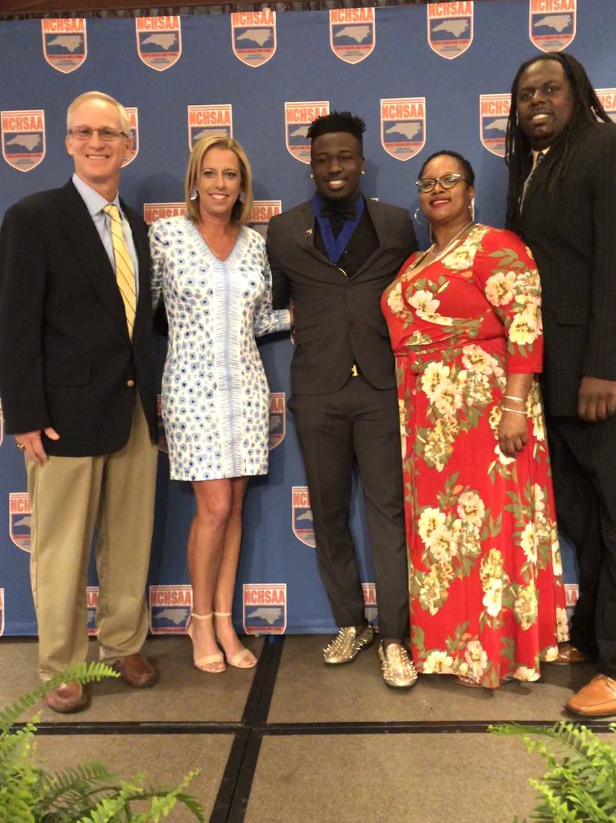 MrsLauraBailey's tweet photo. Proud of you @Officalwb! @CoachBaileySHS and I can’t wait to see you do more BIG things this fall! #NCHSAA #performanceoftheweek #GoScots🏴󠁧󠁢󠁳󠁣󠁴󠁿🏈 https://t.co/PdqY92FL29