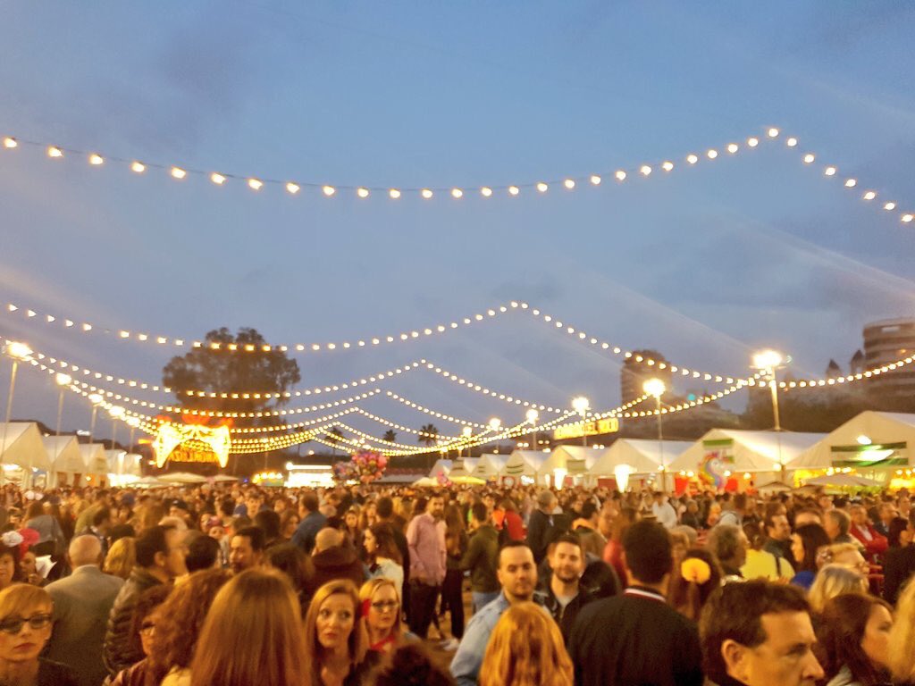 AjuntamentVLC's tweet photo. Com cada any arriba, al Jardí del Túria, la Gran Fira Andalusa de València. Actuacions de grups musicals, exhibicions i gastronomia, entre moltes altres activitats ubicades entre els ponts de l'Exposició i de les Flors. 💃🏻https://t.co/DqOvjyDWrg https://t.co/LAeIkrhv8x