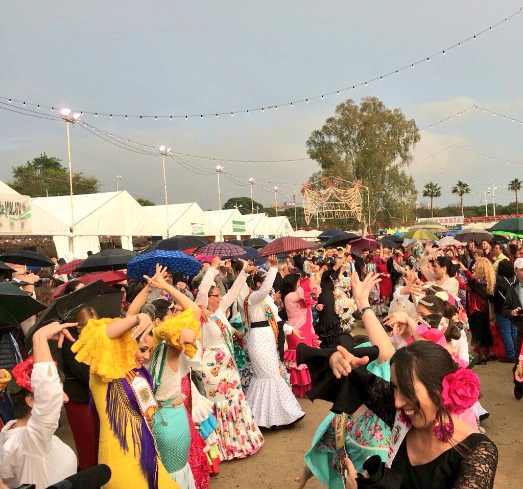 AjuntamentVLC's tweet photo. Com cada any arriba, al Jardí del Túria, la Gran Fira Andalusa de València. Actuacions de grups musicals, exhibicions i gastronomia, entre moltes altres activitats ubicades entre els ponts de l'Exposició i de les Flors. 💃🏻https://t.co/DqOvjyDWrg https://t.co/LAeIkrhv8x