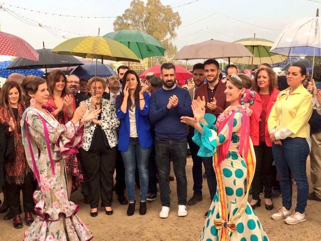 AjuntamentVLC's tweet photo. Com cada any arriba, al Jardí del Túria, la Gran Fira Andalusa de València. Actuacions de grups musicals, exhibicions i gastronomia, entre moltes altres activitats ubicades entre els ponts de l'Exposició i de les Flors. 💃🏻https://t.co/DqOvjyDWrg https://t.co/LAeIkrhv8x