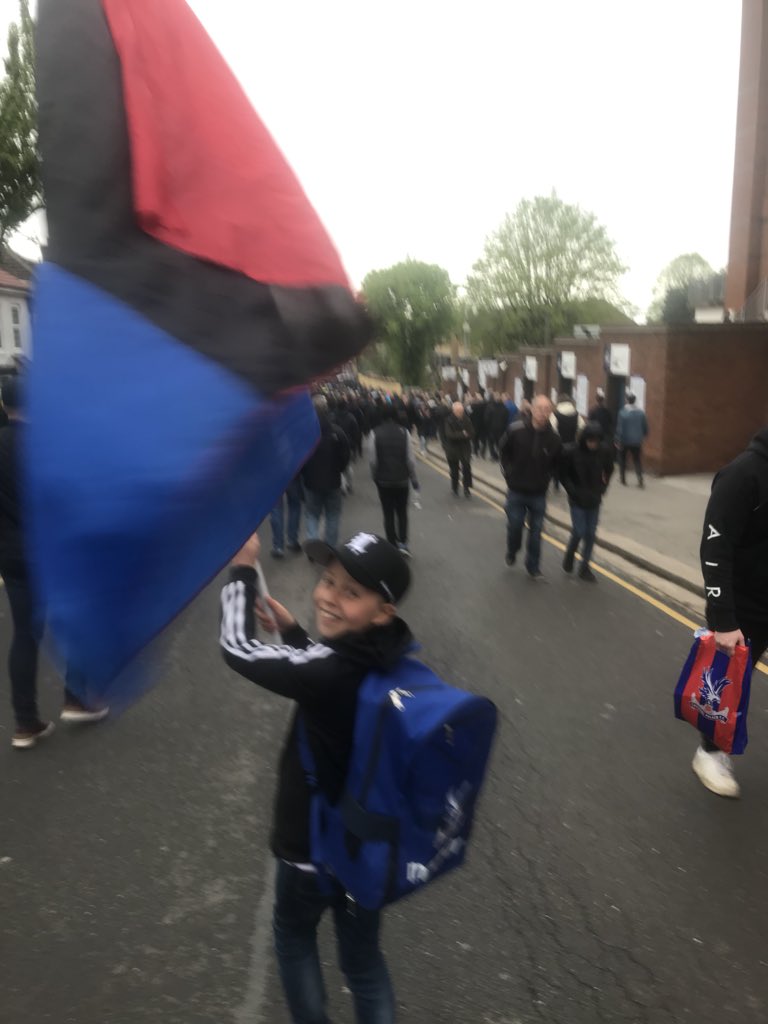Finch_Club's tweet photo. @ULTRAS_CPFC @tracey_crouch Absolutely made his day by gifting my son this flag. Shame a muppet literally snatched it off him seconds after this and ran off. We soon managed to track down few of your lads and they found it and gave it back again. Always one idiot. Thanks for your support #cpfc https://t.co/2EhZe5l2yM