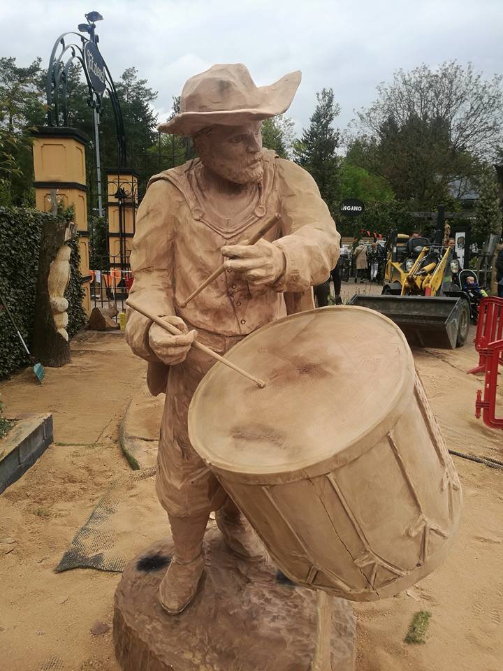 Sander en Rik Boom van het <a href="/DolmarNL/">Dolmar Nederland</a> #carving team weer iets moois gemaakt <a href="/veluwszand/">Zandsculpturen</a> tijdens #zandsculpturenfestijn de trommelaar van de #nachtwacht
