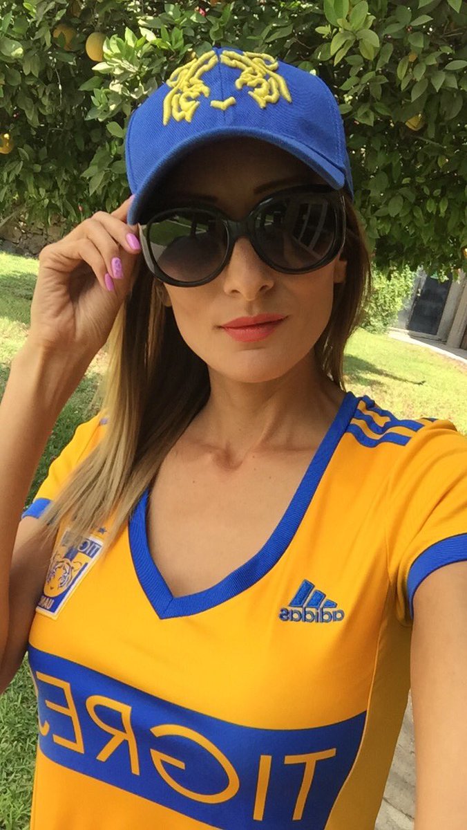 kary_lapatrona's tweet photo. DALE U 💛💙🐯
#TigresTigres #Campeones #incomprables #clásico116 #ElMasCampeonDeNuevoLeon #TigresCampeon #LaULaULaU #EstoEsTigres https://t.co/xlXvvpjXtw