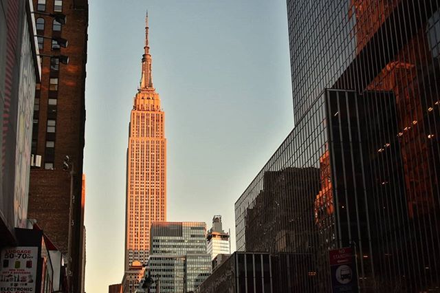 cristianlozano7's tweet photo. The ESB, enjoying the sunset.
#LookingUp
#ILoveNY
#SunsetLovers
January 2018.
#sunset #sunsetting #manhattan #34st #midtown #nyc #ny #empirestate #building #architecture #dusk #atardecer #orangelight #goldenhour #nikon #d3400 #contrast https://t.co/R7yC0CYg7Y https://t.co/Lbo8PcUJAN