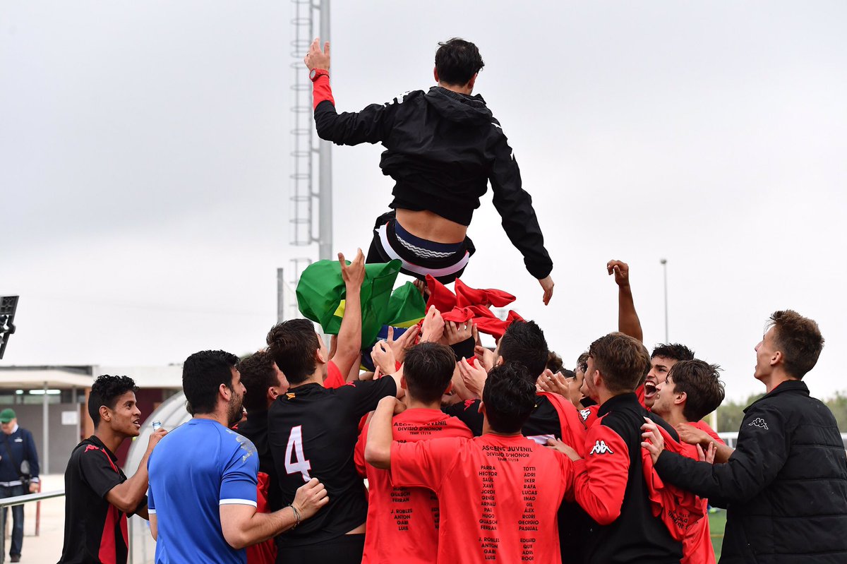 cfreusdeportiu's tweet photo. Una vegada més, la bona feina té la seva recompensa. Felicitats @JaviRobles17, @aclares6 i tot el cos tècnic per guiar l'èxit del Juvenil A!

#CFReusJuvenilA
#CFReusBase 🔴⚫️ https://t.co/nYxkATmggW