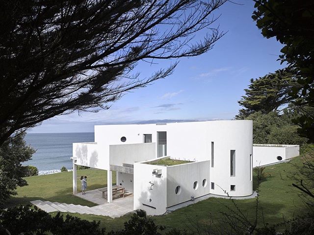 This Cornwall beach home of renowned London architect Alex Michaelis of @michaelisboyd can be the site of your next vacation. Available to rent through <a href="/beachspoke/">Mr. David Kane</a> , Little Cottage is really much larger than its name suggests. With four rooms set over tw… ift.tt/2rcSO8n
