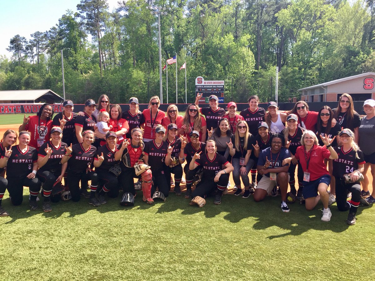 PackSoftball's tweet photo. Current and former members of the #PackSB family https://t.co/2dIB4vMlmr