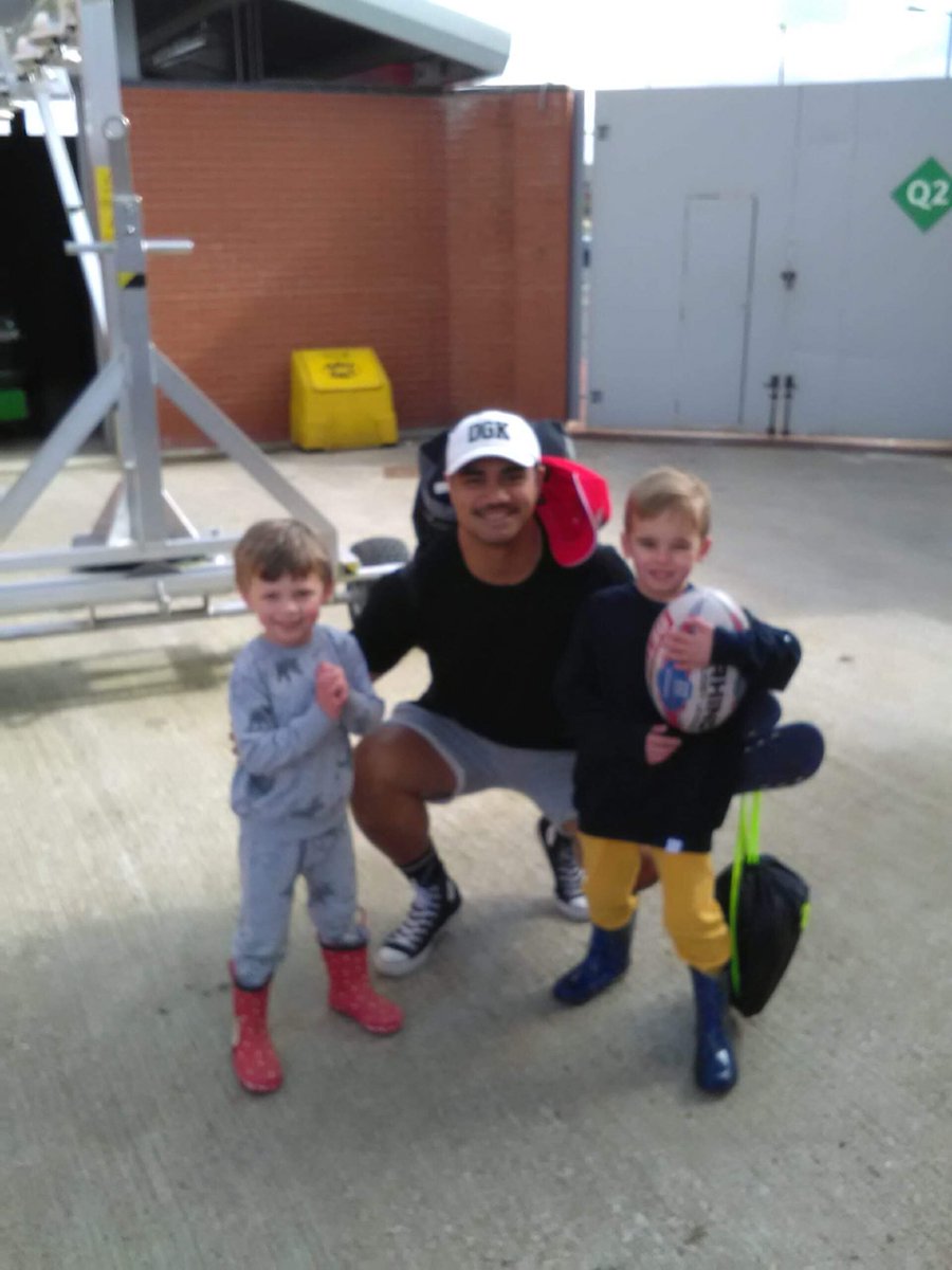 GrassNipper's tweet photo. Went to training with Grandad @KeithPorter1964 they couldn’t wait to tell us they had been talking to Peter and H @PeteMatautia @HansenHarrison #RLPlayers always have time. https://t.co/bBe1kedEv8