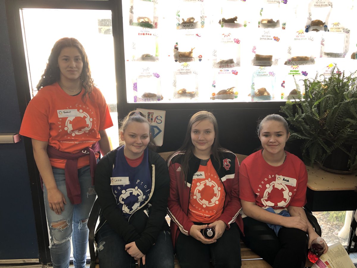 KCHealthTracks's tweet photo. Awesome volunteers from @FtOsage_HOSA and @HOSA_VANHORN at @hccnetwork volunteering at Project Connect today!! https://t.co/ZEMV0oL5DF