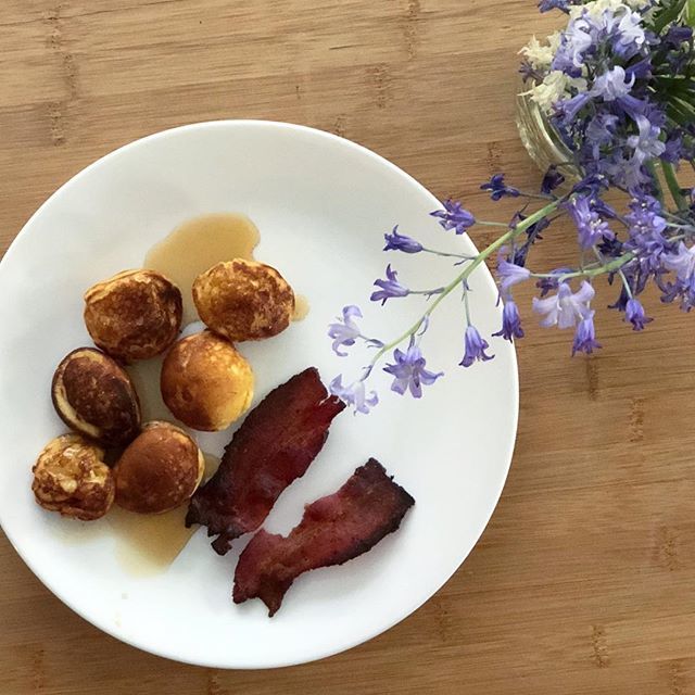 cake_historian's tweet photo. An ebelskiver and bacon Saturday. And some flowers from around the house. Newby-obsessed with the Portland Spring. More pics in stories... 🌷🌺🌼😍 #ebelskivers #saturdaybreakfast #springtime #flowers https://t.co/3SNQ7MIw66 https://t.co/kXqfKhnS2s