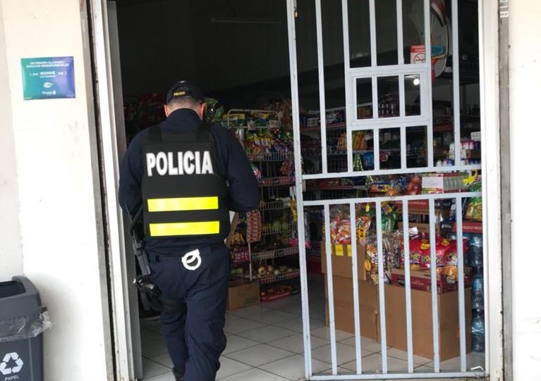 fuerzapublicaCR's tweet photo. Procure mantener una buena iluminación en el interior como exterior de su negocio, la oscuridad es aliado de los delincuentes, no les facilite las cosas. #ConsejoFP #ComercioSeguro #HacemosNuestroTrabajo https://t.co/VElg4UGnef
