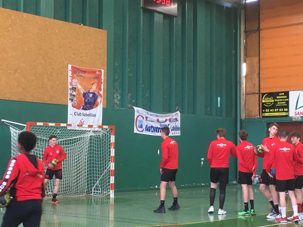 vsaulnier53200's tweet photo. Déjà beaucoup de monde salle #Pressoiras pour match au sommet #Handball #18Nat Entente #UnionSudMayenne #LHuisserie @HBCNantes Très beau match d’ouverture avec U15 @chateau_gontier Terre de sport https://t.co/Fg6ayjWKhS