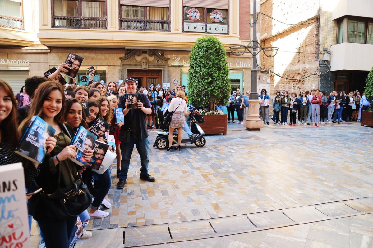 FranciscodPaula's tweet photo. Qué maravilla de firma en Cartagena!!!! Ha sido una gran primera vez!!! Muchas gracias a @SantosOchoaCart por el trato recibido y a todos los que habéis venido de toda la comunidad murciana! Volveremos!!!! https://t.co/aSjGJkFKpM