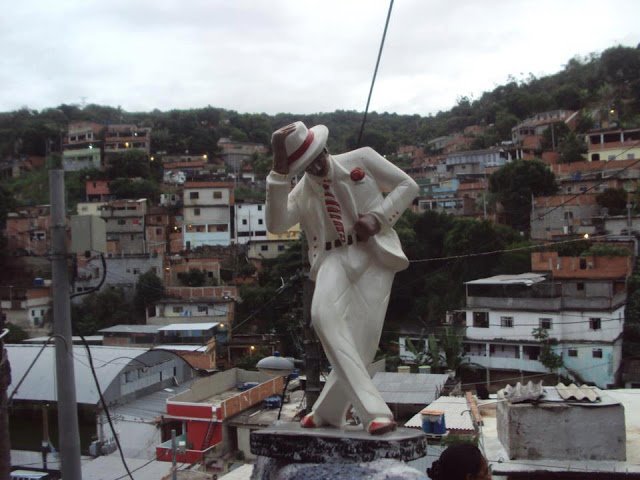 malandrodmorro2's tweet photo. Subi o morro para reve meus amigos, chegando lá tava correndo perigo, como vai como passou, avisa a boca de fumo que malandro do morro chegou🎶🎩🍻🎲 https://t.co/4Z9ukVPY2e