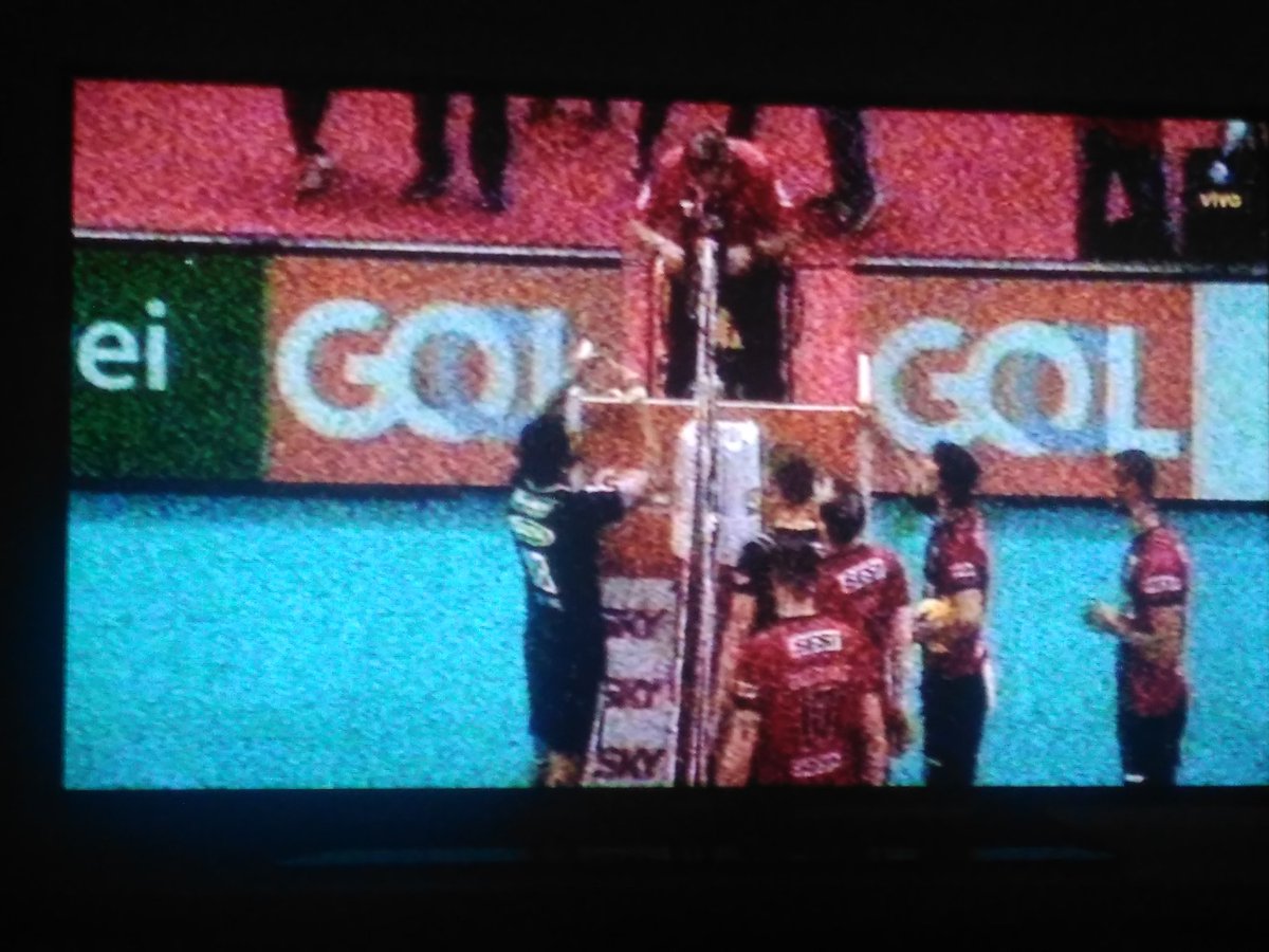 MarioLinoSBC777's tweet photo. QUE JOGO!!! PEDIDO DE DESAFIO.... COMPUTADOR SEM SISTEMA.... O JOGO EMPATADO. TODOS OS INGREDIENTES DE UMA GRANDE FINAL!
SESI/SP 2 x 2 SADA/Cruzeiro
E VAMOS AO TIE-BREAK!
@RedeTV ! UM PONTAÇO DE VÔLEI DA #SuperLigaRedeTv !
@FVACEK https://t.co/jRS5h41WYo