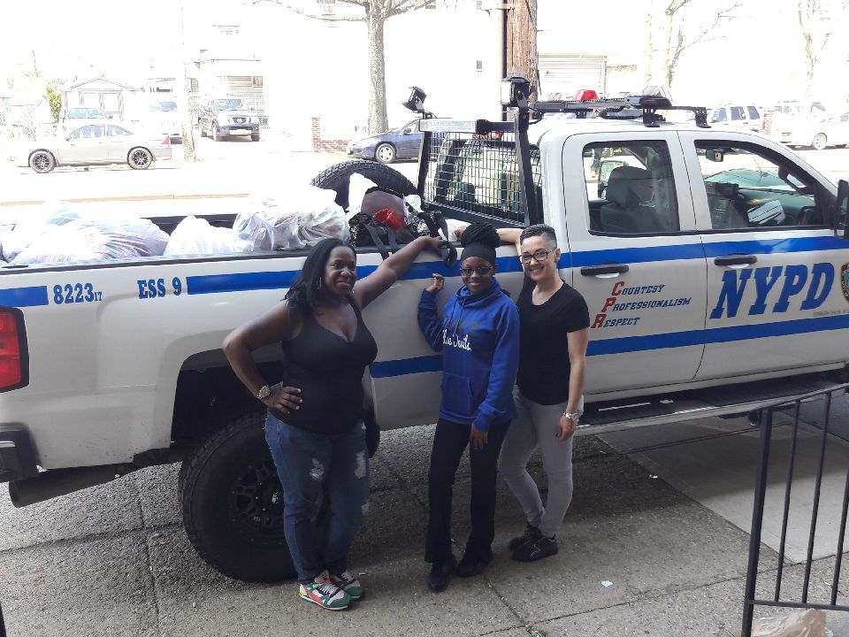 MargaritaTira12's tweet photo. Getting ready for Prom Impact!!! #Promimpact #bridgingthegap #givingback @NYPD113Pct @MTAPD https://t.co/BsVuXNgGCq