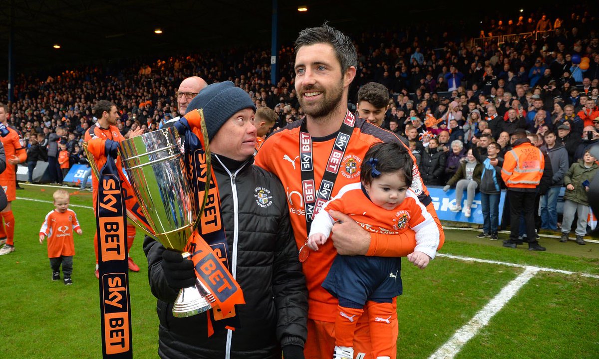🤩The look that says ‘I’m with my bros!’ 

@sheezdogg is a class act on the pitch and off it. For those who didn’t see, he made a point of getting Nicky out of the Kenny End to share the moment with the players he spends every Thursday with at the training ground. Legend! #COYH