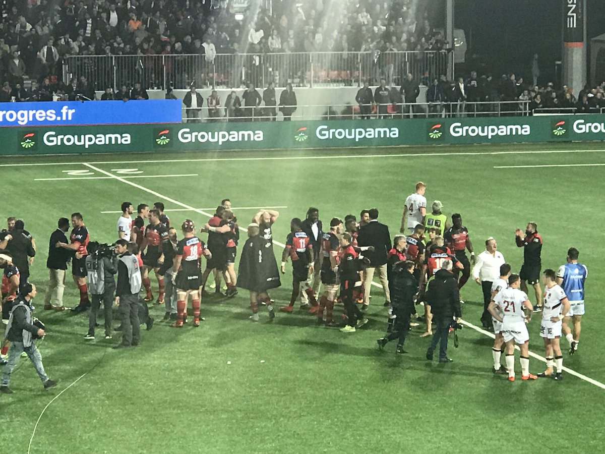 GroupamaRaa's tweet photo. Victoire capitale des #Oyomen qui s'imposent avec le bonus offensif face au @LeLOURugby ! ❤️🖤 👍👏👏🏉 #TeamUSO #USOLOU #OpérationMaintien #fiersdêtreàvoscôtés https://t.co/J4UvvH708I