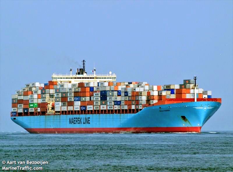 elpuertodechile's tweet photo. Puerto San Antonio (28/04/18), el Portacontenedores SALLY MAERSK (1998), de 347 metros eslora y bandera de Dinamarca 🇩🇰 (DK), transfiere contenedores, en Sitio 1, del concesionario STI. #SanAntonio #ElPuertodeChile 
Foto: Aart van Bezooijen. https://t.co/iWmt6Pox8g