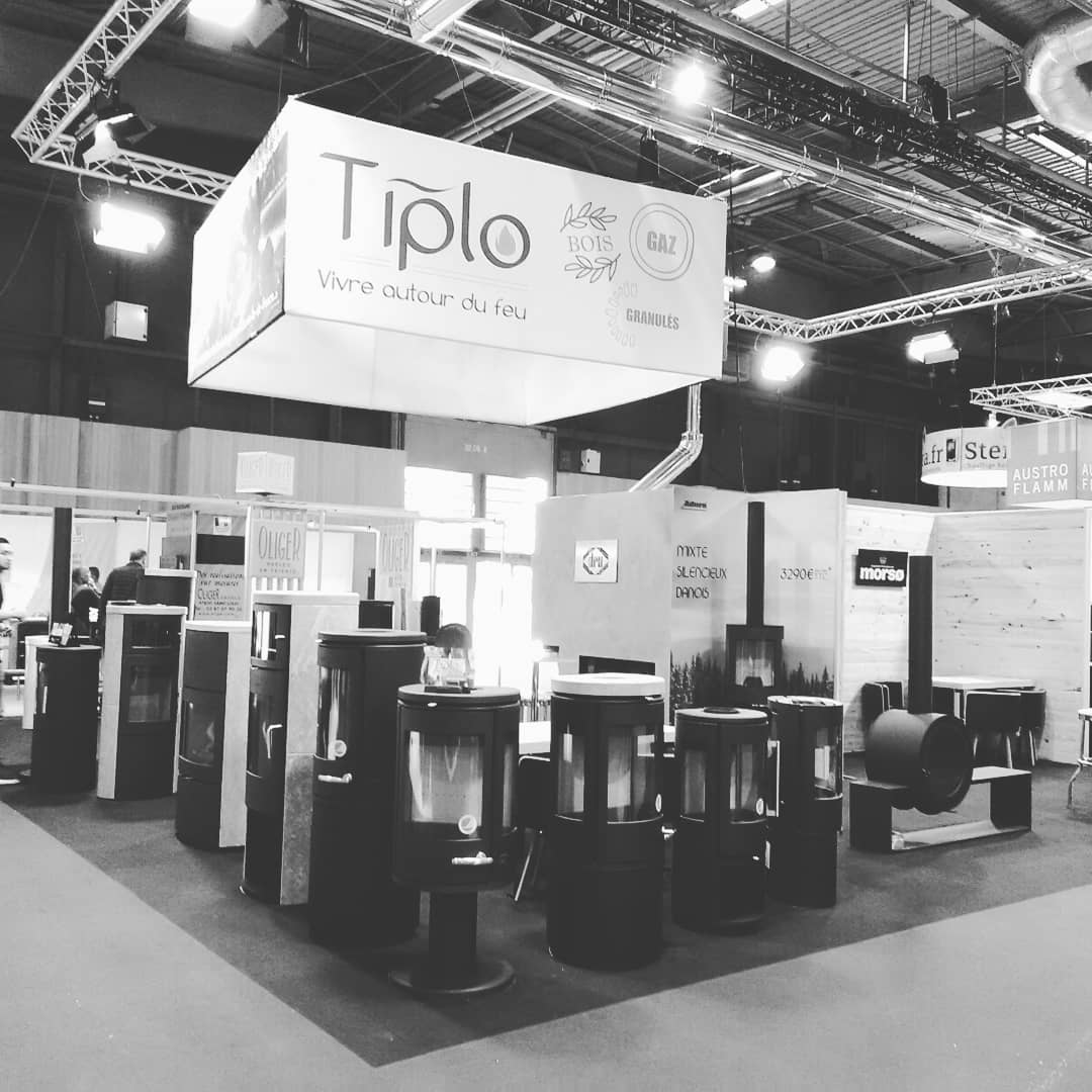 YokoTiplo's tweet photo. Artisan, Convivial à l' écoute. Tiplo vous accompagne pour réaliser votre projet autour des flammes #tiplo #fieredetreartisan #artisan #vivreautourdufeu #FoireDeParis https://t.co/FTaaBWgyOF