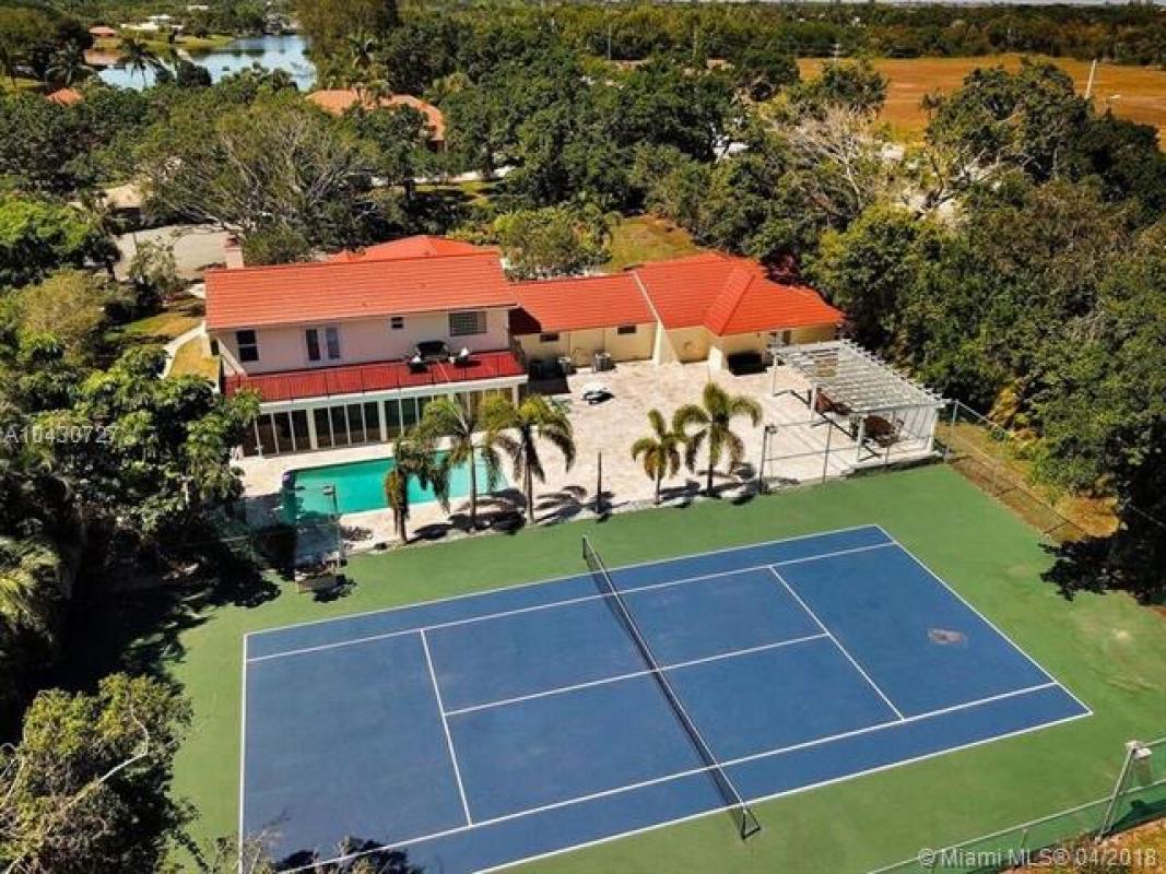 JuliaFKeyes's tweet image. You can make this house your home! Ask me for more info. #realestate  cpix.me/l/44931133