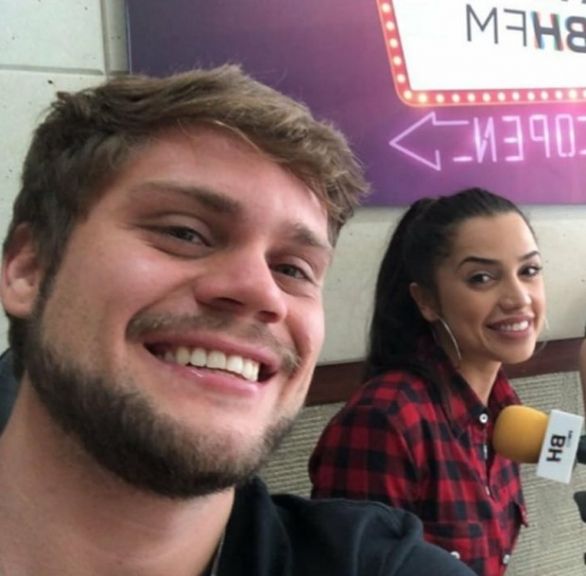 JovemPanEntrete's tweet photo. BBB 18: Breno Simões pede Paula Amorim em namoro https://t.co/ktJ9SeNfXO https://t.co/oyx6fPQaKW