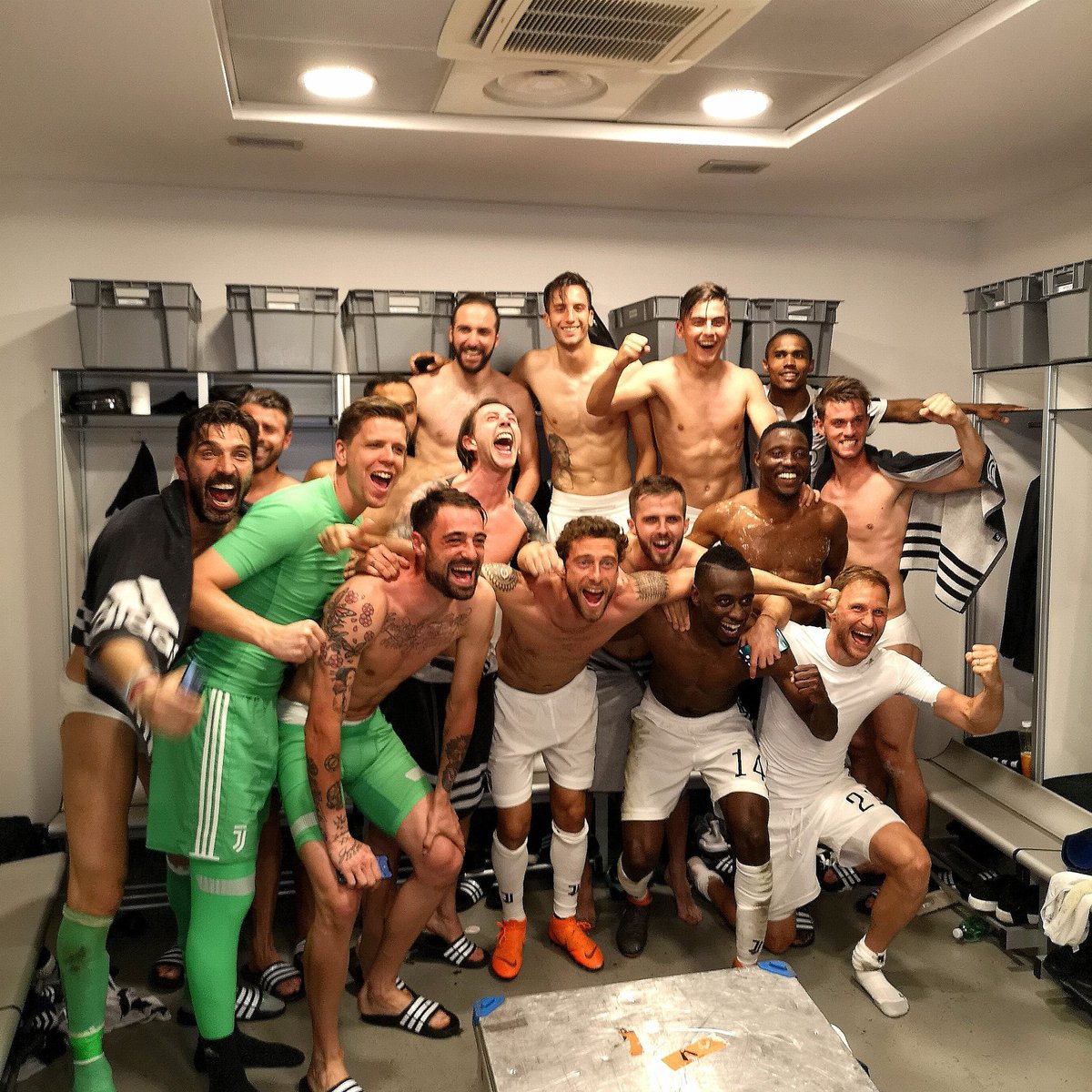 ClaMarchisio8's tweet photo. TILL THE END 🏳️🏴 #ForzaJuve #MC8 https://t.co/U005za6bh2