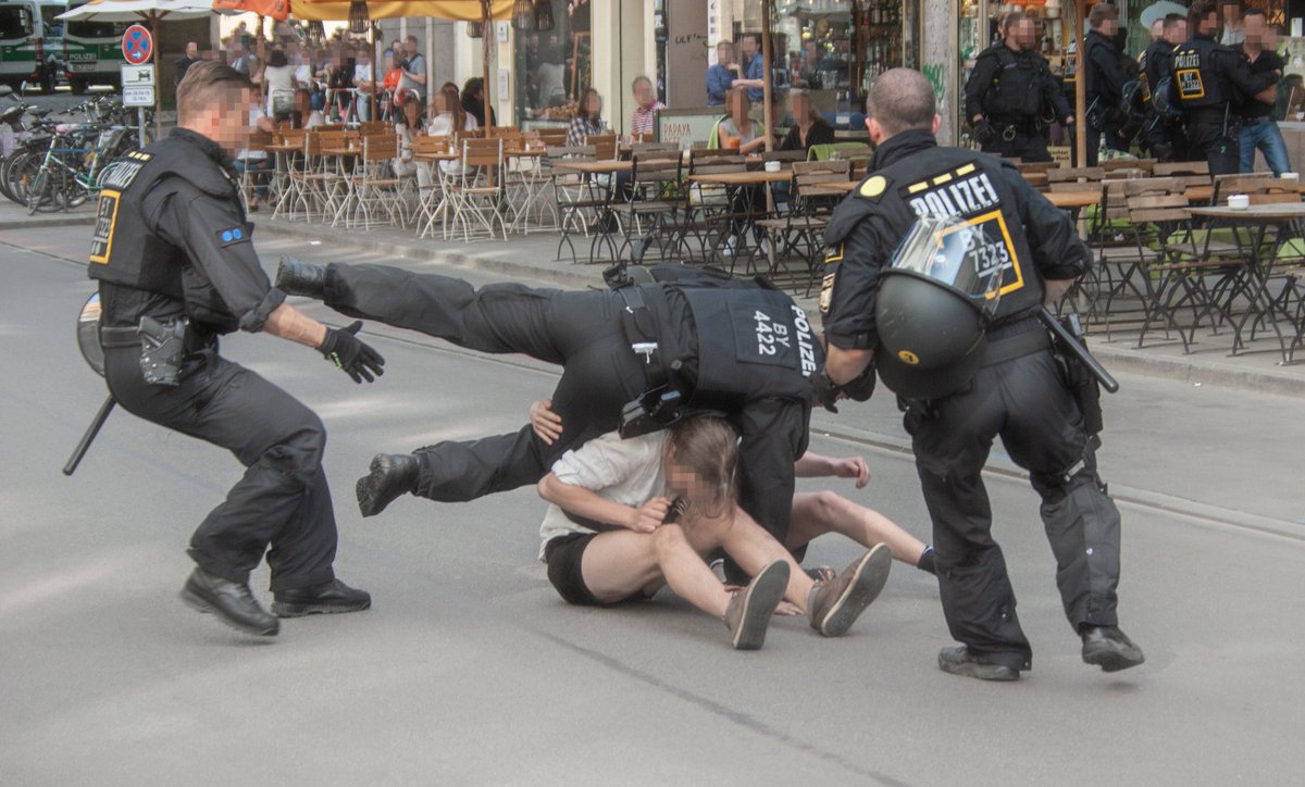 No_Pasaran_Muc's tweet photo. Nachtrag #muc2804:
Der eingesprungene einhändige horizontale Handstand des Teilnehmers 4422 konnte nicht gewertet werden, da er sich dabei unerlaubt auf zwei Mitgliedern des Teams Antifa aufstützte. Wegen wiederholter Regelverstöße droht dem Team Polizei Sperre für nächste Demo https://t.co/kKHaFpVNy7