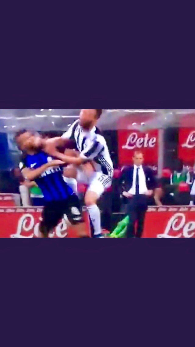 Carloalvino's tweet photo. Così si mortifica la passione di un popolo.  Così si rubano i sogni. Così ... non va! Scritta l’ennesima e non ultima  pagina nera del calcio italiano. https://t.co/lFfekcz3Xs