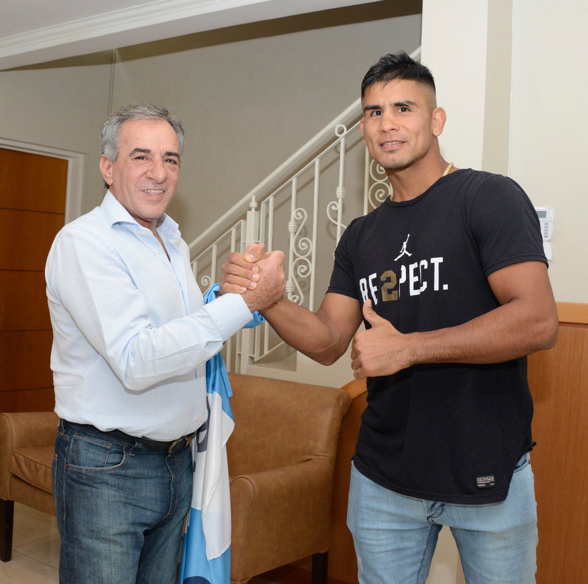 JesusCariglino's tweet photo. 💪🥊• Seguimos acompañando al deporte y en esta oportunidad junto al campeón de boxeo Javier “La Bestia” Maciel con quien compartí una charla sobre sus próximos desafíos. ¡Felicitaciones Javier! https://t.co/uuWzpxTyRW