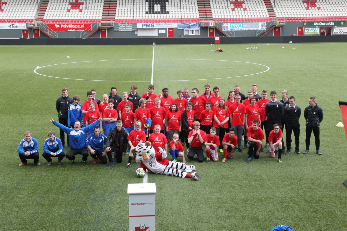 fondsGsport's tweet photo. Succesvolle @Noordlease G-voetbaldag bij @FC_Emmen met een mooie donatie voor de gehandicaptensport. Meer info: https://t.co/dbVcuhGZvC #als1team https://t.co/0x7741DgdC
