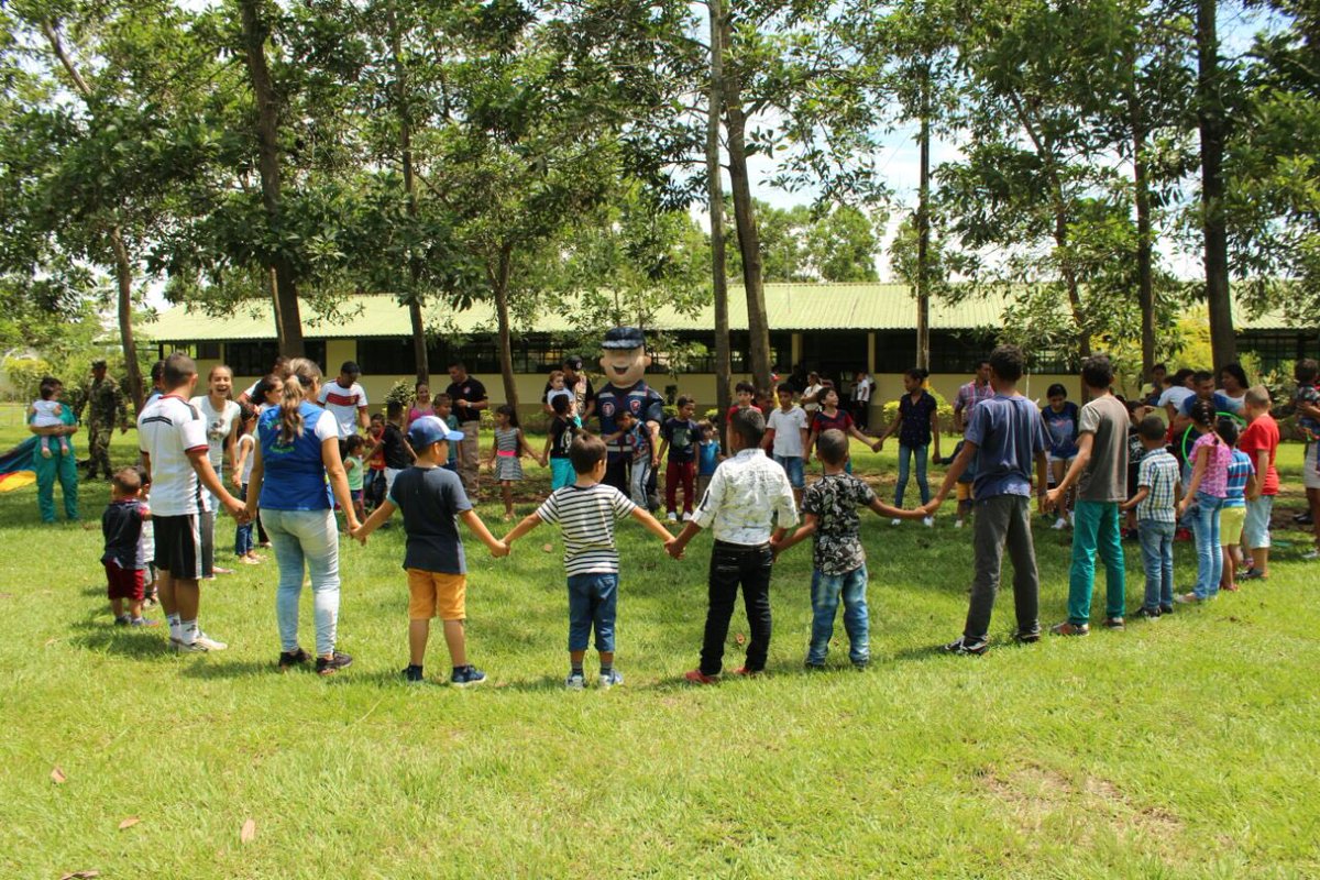 Ejercito_CAAID's tweet photo. El Batallón de Desminado Humanitario N.4 de @Ejercito_Div4,  @Ejercito_CAAID y la @emisoraejercito, compartieron la celebración del #DíaDelNiño en el #Meta, con los niños brindándoles sonrisas y alegrías y demostrándoles que son ellos lo mas importantante de nuestra patria. https://t.co/9eveACR7FQ