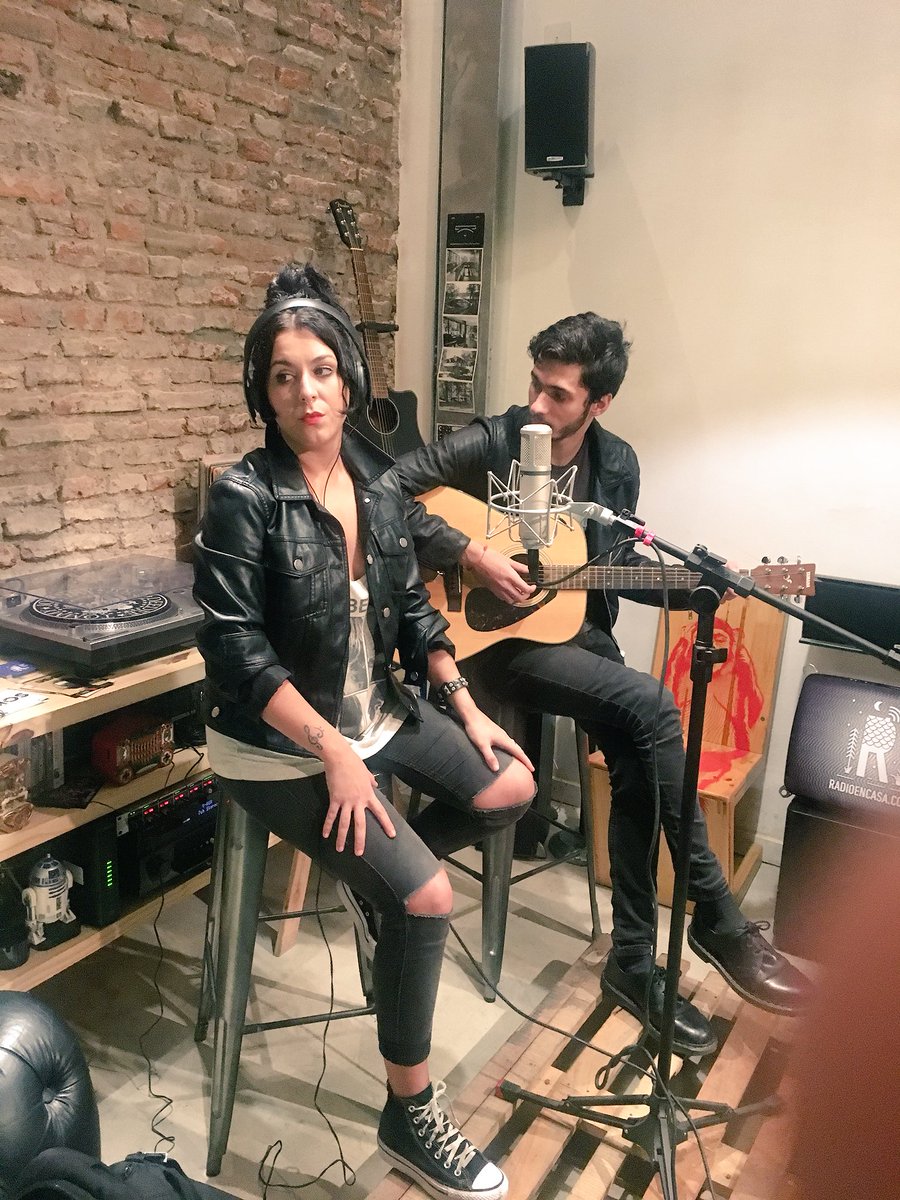 radioencasa's tweet photo. En instantes en @masrebeldesok tocando y hablando en vivo @sofiaqueti_ https://t.co/w7OtxJENnD