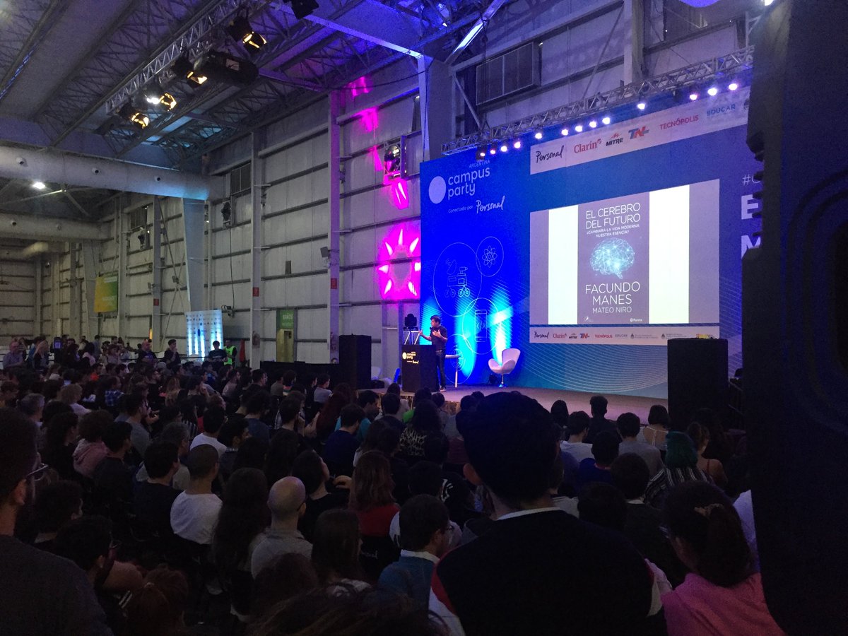 ¡Gracias a todos los jóvenes que se acercaron a escuchar la charla sobre #ElCerebroDelFuturo en <a href="/campuspartyar/">Campus Party 🌎🤖</a>! Tenemos que seguir potenciando e integrando innovación, ciencia y tecnología para construir una sociedad del conocimiento, en la que ustedes serán la pieza fundamental.