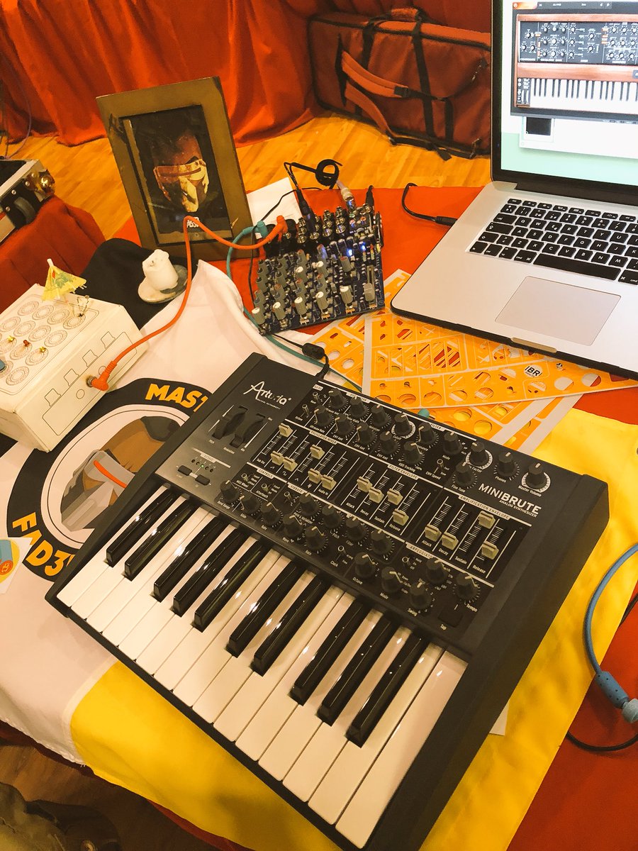 MasterFad3r's tweet photo. Análogo y digital. Ya en el #synthmeet no. 2 Gradiente-Guatemala.  @ArturiaOfficial @DoMiSolMusic https://t.co/WsvmYi7cOk