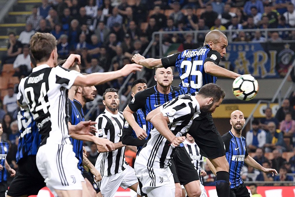MaxCordaro's tweet image. ¡ELECTRICIDAD EN SAN SIRO! La @juventusfc sin mostrar su mejor versión ganó y recuerda que sigue siendo líder de la @SerieA_TIM. Mucha personalidad del @Inter, que con 10 batalló y estuvo cerca de dar el batacazo. Arbitraje no brillante. Análisis: maxcordaro.com/site/2018/04/2…