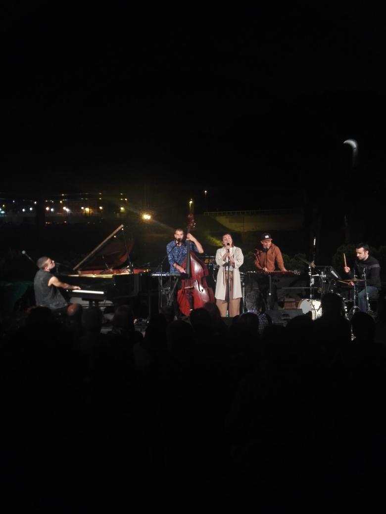 toni_mantis's tweet photo. La @clara_peya ara en #concert a #Martorell.

Sons màgics de piano i slide guitar, una molt contundent base rítmica i la veu potent i evocadora de l'#AnnaFerrer

#Oceanes
#PontDelDiable https://t.co/kKPP0qAcgJ
