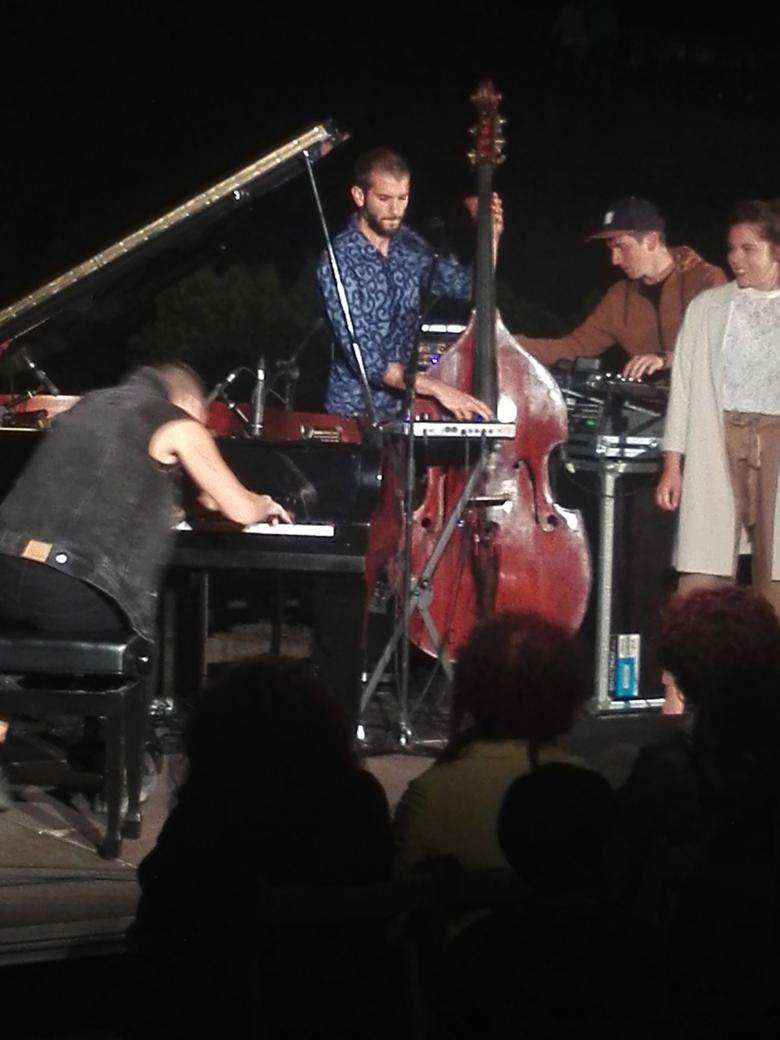 toni_mantis's tweet photo. La @clara_peya ara en #concert a #Martorell.

Sons màgics de piano i slide guitar, una molt contundent base rítmica i la veu potent i evocadora de l'#AnnaFerrer

#Oceanes
#PontDelDiable https://t.co/kKPP0qAcgJ