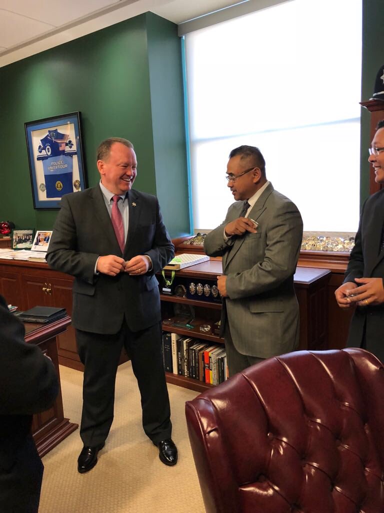 Simondis2's tweet image. Roundtable btwn Los Angeles County Sheriff Jim McDonnell and Consuls General from 5 #ASEAN nations. Great discussions on the protection for foreign communities &amp;amp; future law enforcement cooperation. 
@kjrilosangeles,  #citizenprotection,        #Kemlu_RI,