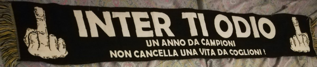 22JAlex's tweet image. Sono insensibile lo so! La mia sciarpa 😍 Una delle mie sciarpe ❤️
#MerdeDaSempre #MerdeDal1908