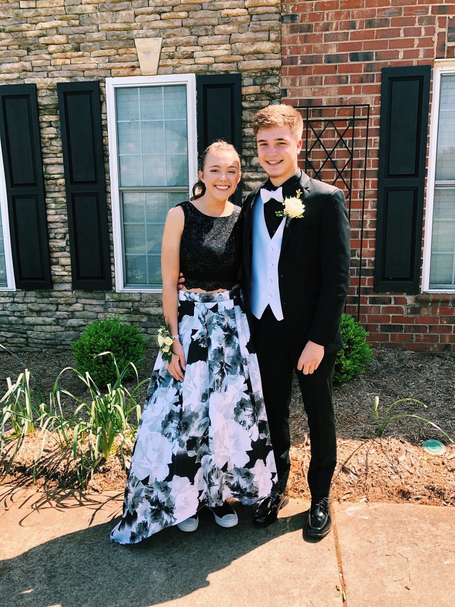 aabbyy32's tweet photo. sneak peakkk!!!!! #prom18 https://t.co/gJGzEJGQlc